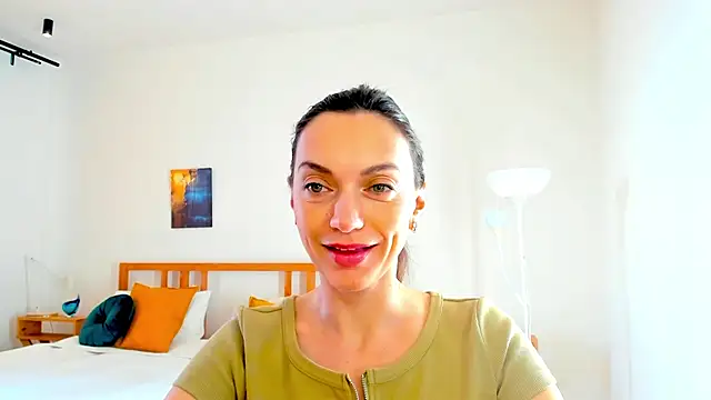 Snapshot of LovelyeeMia chatting on 12.14.24 LovelyeeMia online show from 12.14.24