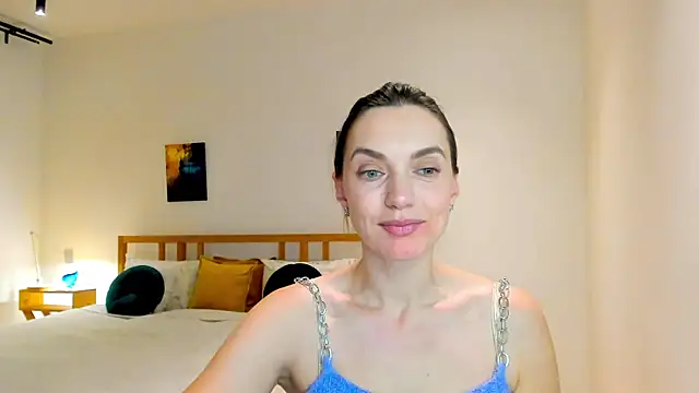Snapshot of LovelyeeMia chatting on 12.17.24 LovelyeeMia online show from 12.17.24