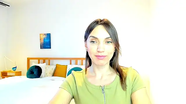 Snapshot of LovelyeeMia chatting on 12.18.24 LovelyeeMia online show from 12.18.24