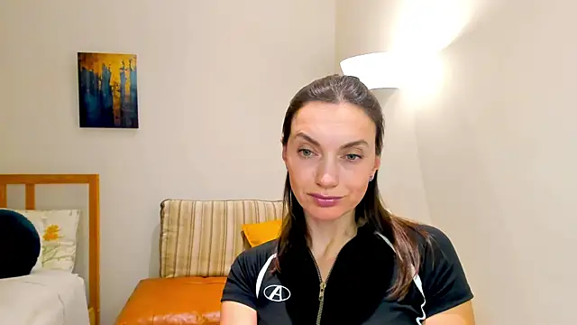 Snapshot of LovelyeeMia chatting on 12.20.24 LovelyeeMia online show from 12.20.24