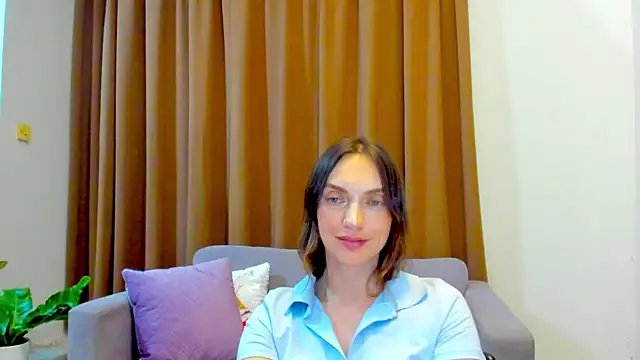 Snapshot of LovelyeeMia chatting on 10.14.25 LovelyeeMia online show from 10.14.25