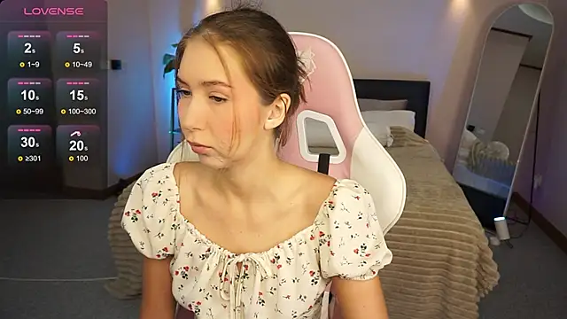 Snapshot of LinaSiren chatting on 12.16.24 LinaSiren online show from 12.16.24