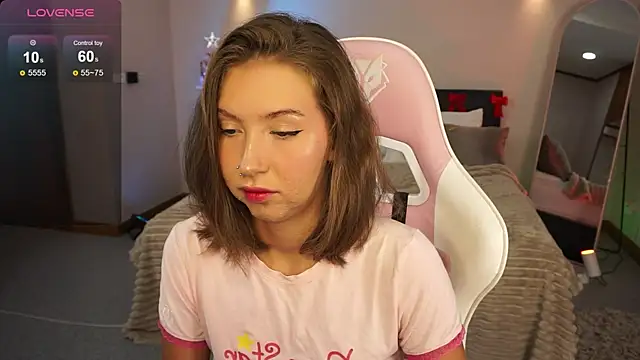 Snapshot of LinaSiren chatting on 12.27.24 LinaSiren online show from 12.27.24