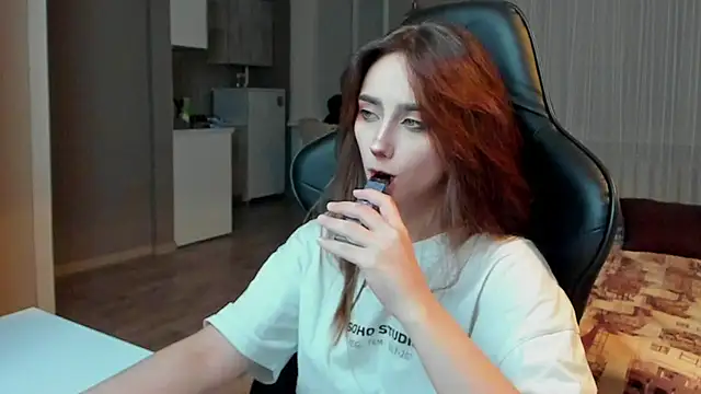 Snapshot of SilverDream chatting on 02.11.25 SilverDream online show from 02.11.25