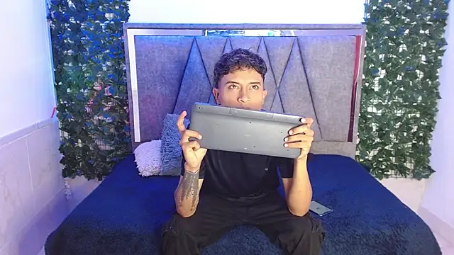 Snapshot of Edward_Milleer chatting on 12.13.24 Edward Milleer online show from 12.13.24