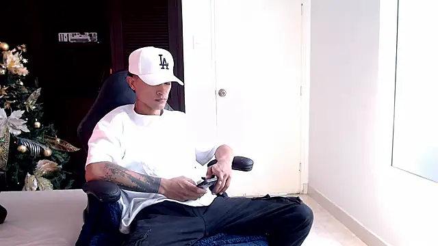 Snapshot of Edward_Milleer chatting on 12.17.24 Edward Milleer online show from 12.17.24