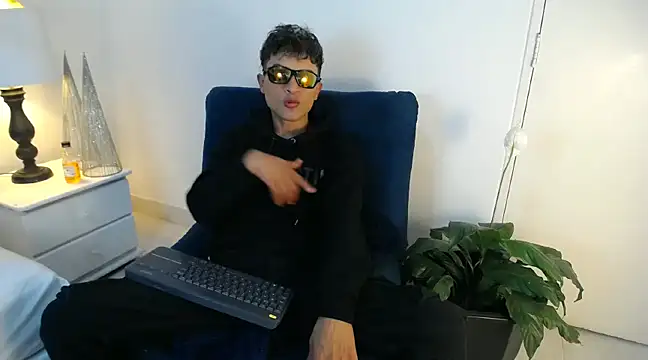 Snapshot of Edward_Milleer chatting on 12.21.24 Edward Milleer online show from 12.21.24