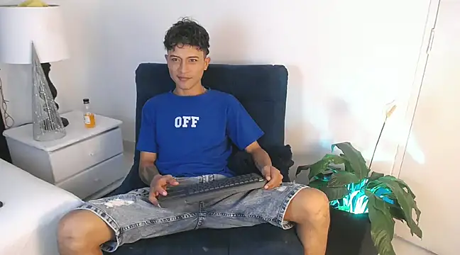 Snapshot of Edward_Milleer chatting on 12.22.24 Edward Milleer online show from 12.22.24