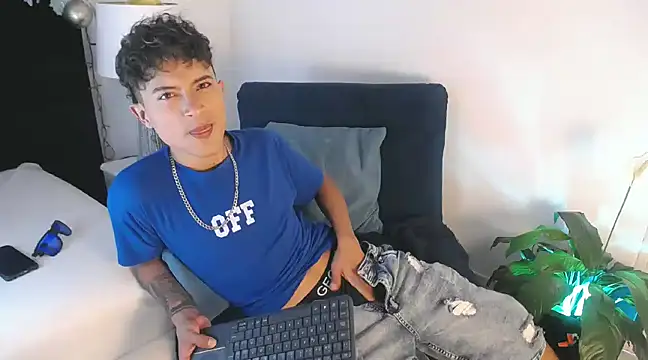 Snapshot of Edward_Milleer chatting on 12.22.24 Edward Milleer online show from 12.22.24