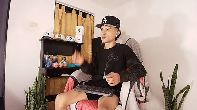 Snapshot of Edward_Milleer chatting on 10.21.25 Edward Milleer online show from 10.21.25