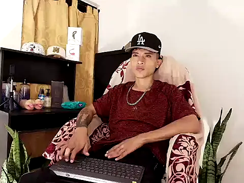 Snapshot of Edward_Milleer chatting on 10.26.25 Edward Milleer online show from 10.26.25