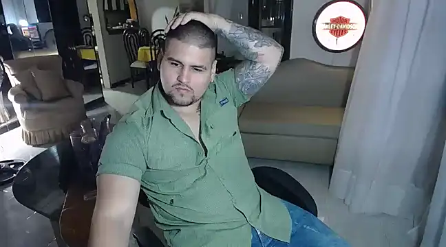 Snapshot of pitbullveryhot chatting on 02.15.25 pitbullveryhot online show from 02.15.25