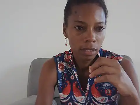 Snapshot of adele-33 chatting on 10.11.25 adele-33 online show from 10.11.25