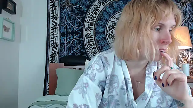 Snapshot of Cutikatxoxo chatting on 02.22.25 Cutikatxoxo online show from 02.22.25