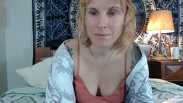 Snapshot of Cutikatxoxo chatting on 02.26.25 Cutikatxoxo online show from 02.26.25