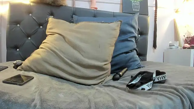 Snapshot of Slut_Milf_ chatting on 02.22.25 Slut Milf  online show from 02.22.25