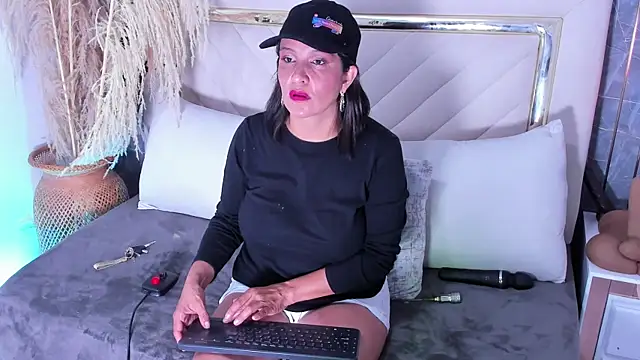 Snapshot of Slut_Milf_ chatting on 09.22.25 Slut Milf  online show from 09.22.25