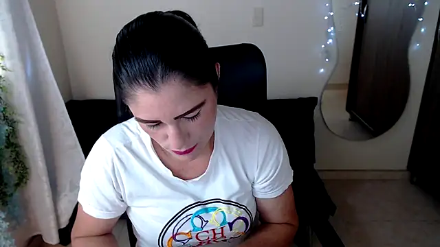 Snapshot of LUCY_LI chatting on 12.06.24 LUCY LI online show from 12.06.24