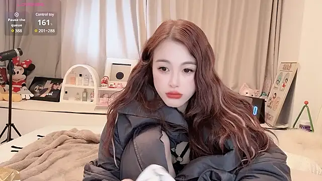 Snapshot of Neyllar chatting on 02.22.25 Neyllar online show from 02.22.25
