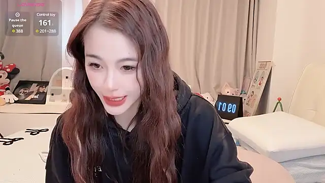 Snapshot of Neyllar chatting on 02.24.25 Neyllar online show from 02.24.25