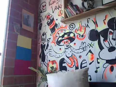 Snapshot of roystonee01 chatting on 09.22.25 roystonee01 online show from 09.22.25