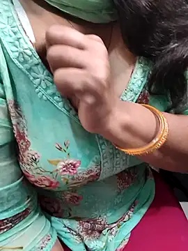 Snapshot of Anamika_Kapoor chatting on 10.28.25 Anamika Kapoor online show from 10.28.25