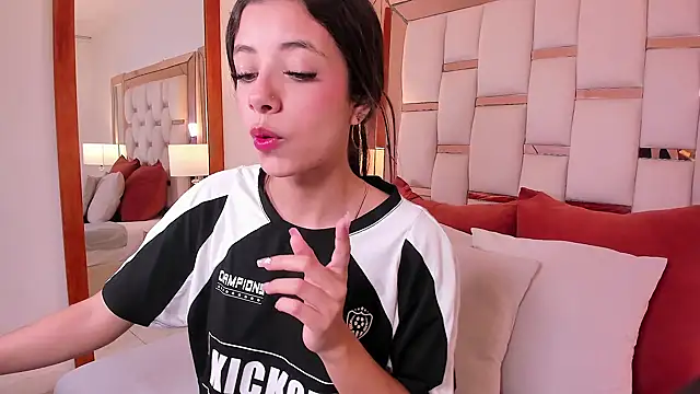 Snapshot of coraltaylor chatting on 12.28.24 coraltaylor online show from 12.28.24