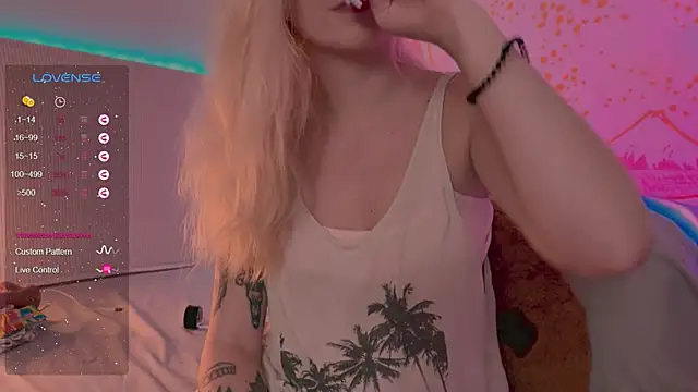 Snapshot of h2h0e chatting on 01.23.25 h2h0e online show from 01.23.25