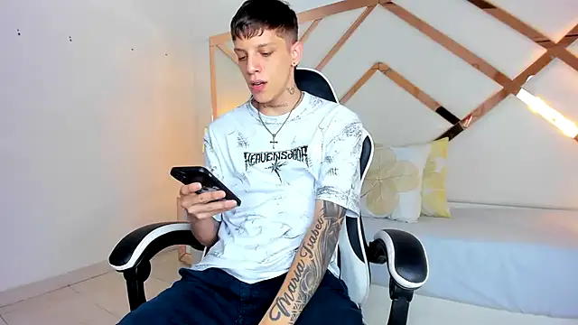 Snapshot of Adam_hard_ chatting on 09.16.25 Adam hard  online show from 09.16.25