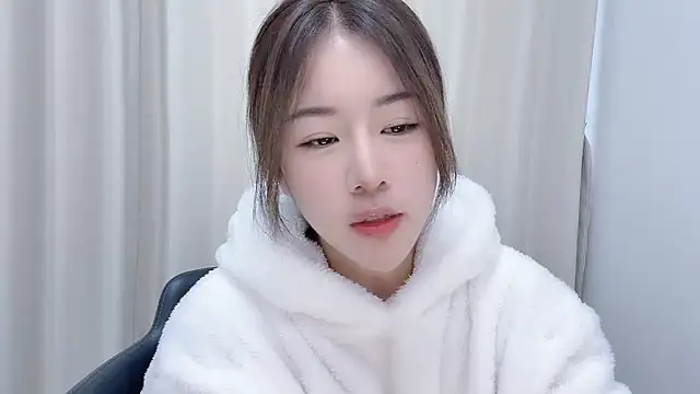 Snapshot of chloe-01 chatting on 12.06.24 chloe-01 online show from 12.06.24