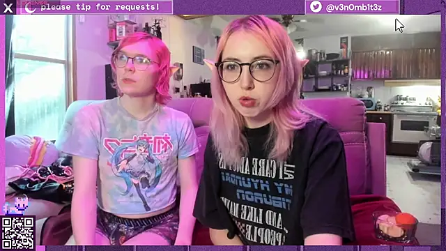 Snapshot of v3n0mb1t3z chatting on 10.14.25 v3n0mb1t3z online show from 10.14.25