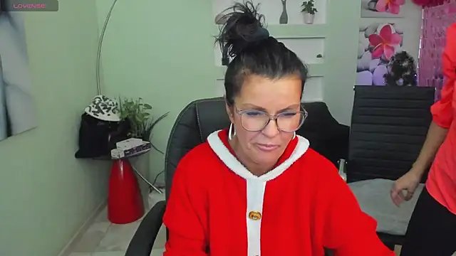 Snapshot of EricaAndPenelopa chatting on 12.18.24 EricaAndPenelopa online show from 12.18.24