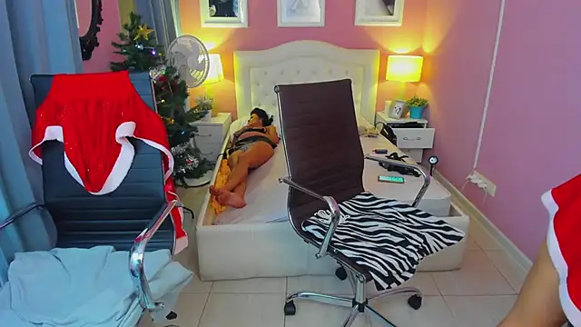 Snapshot of EricaAndPenelopa chatting on 12.28.24 EricaAndPenelopa online show from 12.28.24