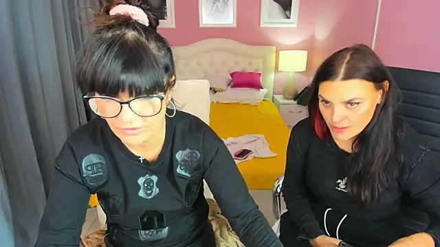 Snapshot of EricaAndPenelopa chatting on 11.09.25 EricaAndPenelopa online show from 11.09.25