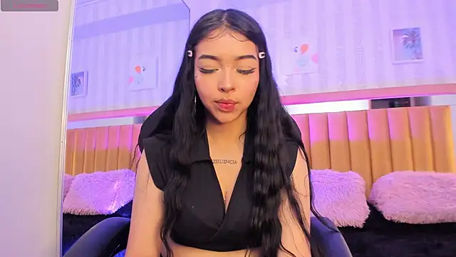 Snapshot of pettit_courtny chatting on 10.02.25 pettit courtny online show from 10.02.25