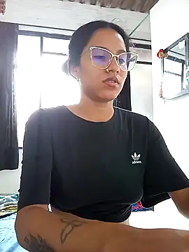 Snapshot of Karii-R chatting on 10.18.25 Karii-R online show from 10.18.25