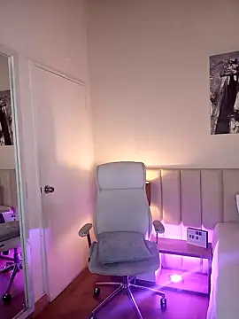 Snapshot of DaniRousse chatting on 02.17.25 DaniRousse online show from 02.17.25