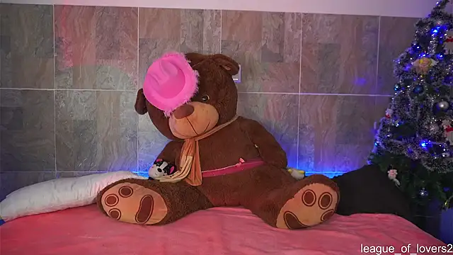 Snapshot of LeagueOfLovers chatting on 12.16.24 LeagueOfLovers online show from 12.16.24