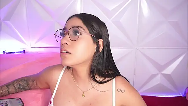 Snapshot of LeagueOfLovers chatting on 02.21.25 LeagueOfLovers online show from 02.21.25