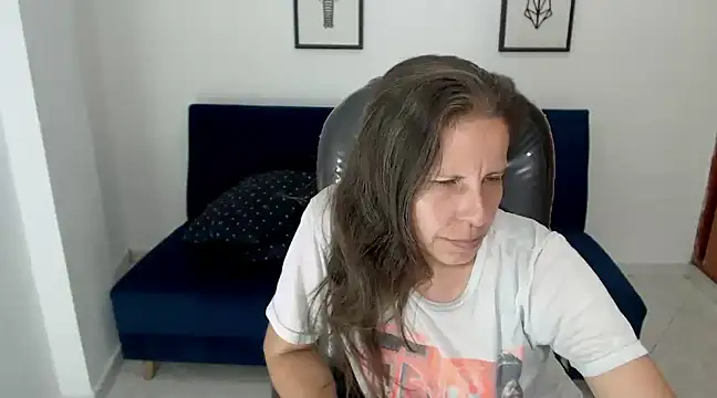 Snapshot of Milf_karlye chatting on 12.18.24 Milf karlye online show from 12.18.24