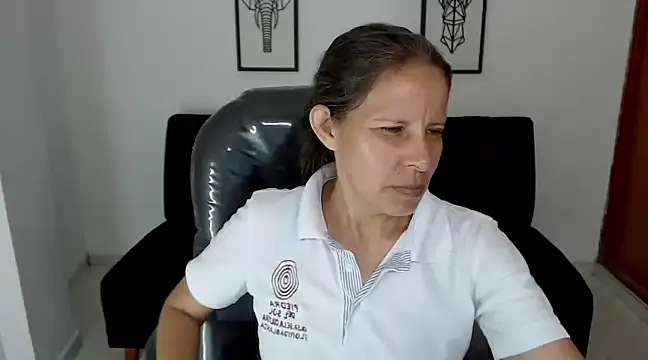 Snapshot of Milf_karlye chatting on 12.20.24 Milf karlye online show from 12.20.24