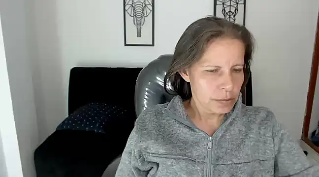 Snapshot of Milf_karlye chatting on 12.28.24 Milf karlye online show from 12.28.24