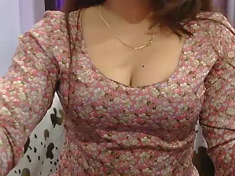 Snapshot of cutie-taara chatting on 02.24.25 cutie-taara online show from 02.24.25