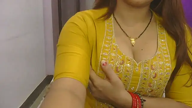 Snapshot of cutie-taara chatting on 10.18.25 cutie-taara online show from 10.18.25