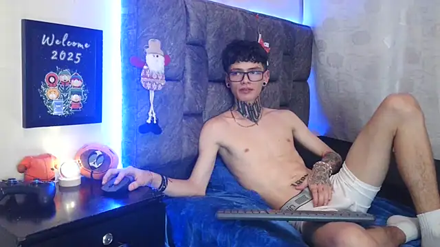 Snapshot of Dan_brownn chatting on 01.01.25 Dan brownn online show from 01.01.25