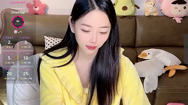 Snapshot of Yilin1999 chatting on 02.05.25 Yilin1999 online show from 02.05.25