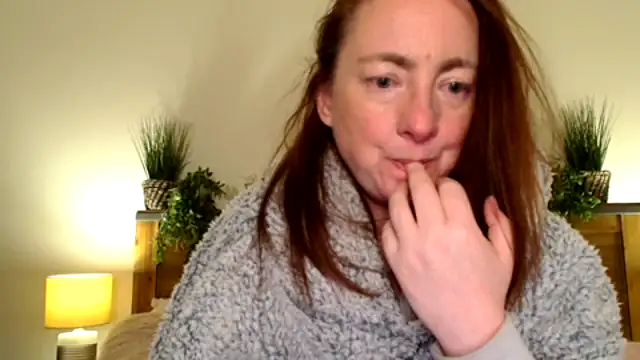 Snapshot of LouiseTswing chatting on 03.06.25 LouiseTswing online show from 03.06.25