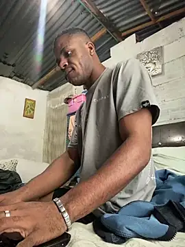 Snapshot of ElNegroRony chatting on 12.31.24 ElNegroRony online show from 12.31.24