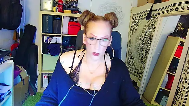 Snapshot of MaxiEmily chatting on 02.10.25 MaxiEmily online show from 02.10.25