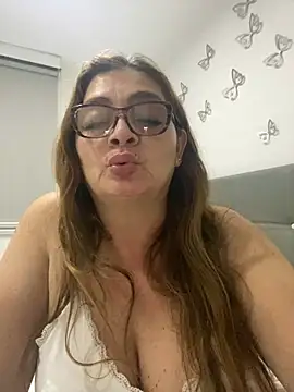 Snapshot of AntonellaAlondra4 chatting on 12.21.24 AntonellaAlondra4 online show from 12.21.24